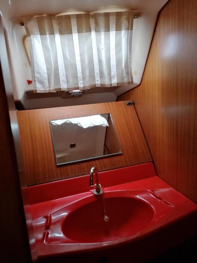 Cozy Sailboat In Barcelona!! No Showers Sant Adrià de Besòs Exterior foto